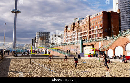 Il campo da beach volley sul lungomare di Brighton Regno Unito Foto Stock