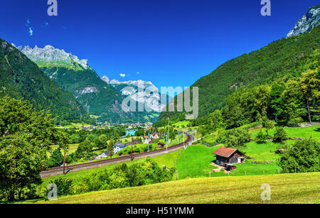 Vista di Erstfeld, un villaggio nelle Alpi svizzere, cantone di Uri Foto Stock