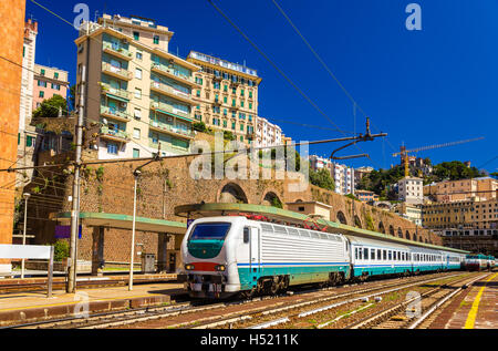 Treni passeggeri a Genova Piazza Principe stazione ferroviaria - Italia Foto Stock