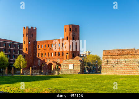 Porta Palatina, una porta romana di Torino - Italia Foto Stock