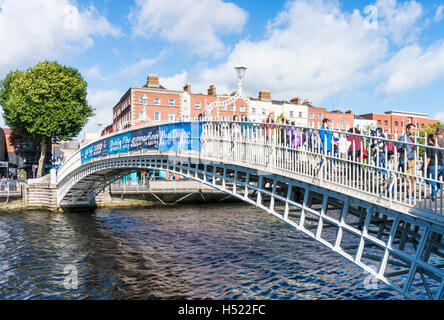 Ha'penny Bridge a Dublino Ha'penny Bridge Halfpenny ponte sul fiume Liffey Dublino Irlanda Europa UE Foto Stock