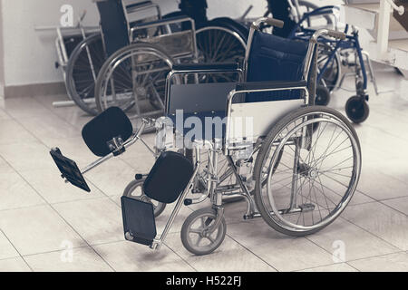 Sedia a rotelle vuota parcheggiata in ospedale Foto Stock