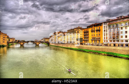 Vista di Firenze lungo il fiume Arno - Italia Foto Stock
