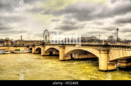 Il Pont Alexandre III oltre la Senna a Parigi Foto Stock