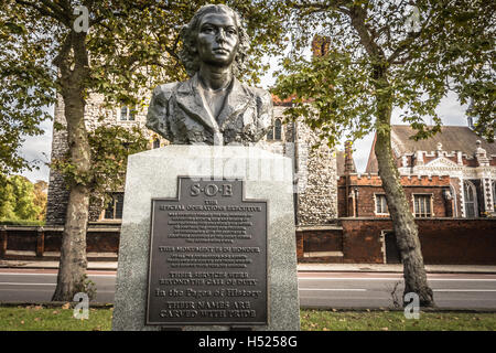 Statua che commemora l'Executive delle operazioni speciali, Violette Szabo e i membri del SOE sull'Albert Embankment, Lambeth, Londra, Inghilterra, Regno Unito. Foto Stock