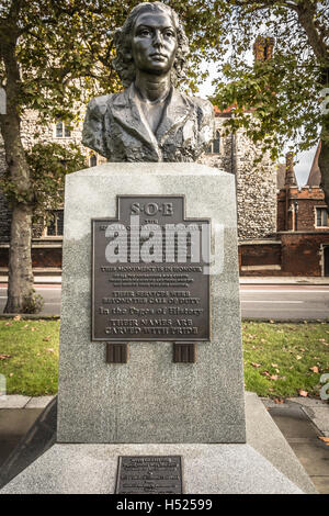 Una statua di bronzo di commemorazione Violette Szabo e membri di SOE su Albert Embankment, Lambeth, London, Regno Unito Foto Stock