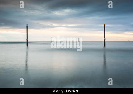 Guida di navigazione posti fuori in mare nel Mare del Nord fuori il Northumberland costa, lunga esposizione su un nuvoloso giorno Foto Stock