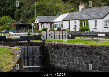 Bloccare il portellone in villaggio Cairnbaan situato sul Crinan Canal, Argyll and Bute, Scozia occidentale Foto Stock