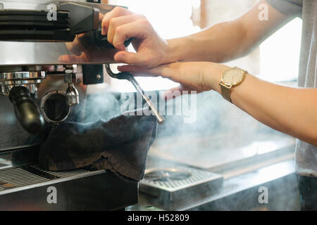 Chiusura del vapore in uscita di un commerciale macchina espresso. Foto Stock