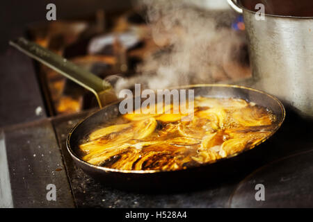 In prossimità di una Tarte tatin in una padella. Foto Stock