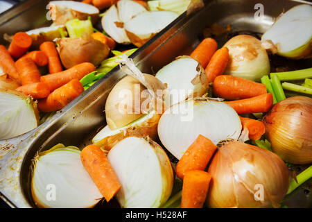 In prossimità di una selezione di verdure fresche, comprese le carote e le cipolle. Foto Stock