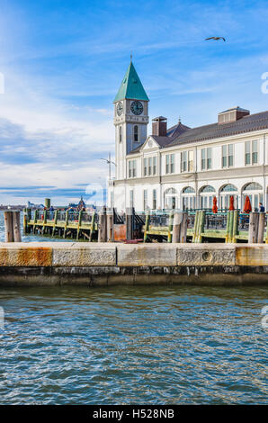 New York. Il famoso molo del porto di una casa nel parco della batteria. Foto Stock