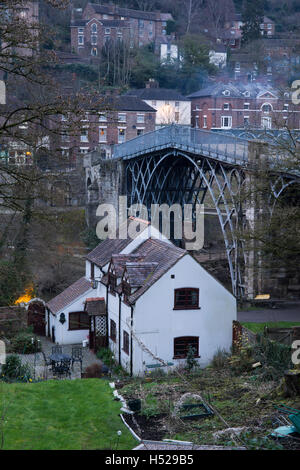 La città di Ironbridge con il famoso ponte a fine inverno che mostra la ripida collina terrazzata di Church Hill, Irongridge Gorge, Shropshire, Regno Unito. Foto Stock