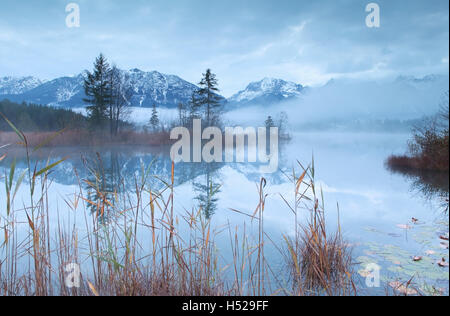 Karwendel mountain range riflessa nel lago Barmsee Foto Stock