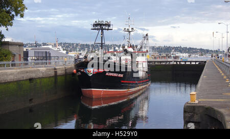 SEATTLE, NELLO STATO DI WASHINGTON, STATI UNITI D'America - 10 ottobre 2014: Hiram M. Chittenden Serrature con grande pesca commerciale nave ancorata in una nave canal Foto Stock