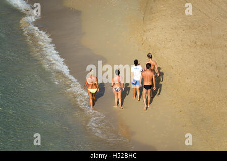 La gente camminare sulla spiaggia nel centro turistico di Cala de Sant Vicent in Ibiza,Spagna. Foto Stock