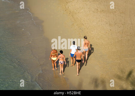 La gente camminare sulla spiaggia nel centro turistico di Cala de Sant Vicent in Ibiza,Spagna. Foto Stock