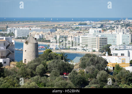 Vista generale del complesso turistico di Platja d'en Bossa (Playa d en Bossa) a Ibiza Spagna. Foto Stock