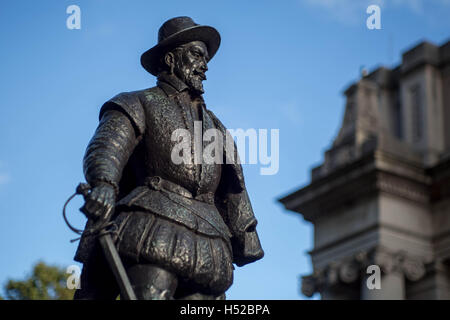 Sir Walter Raleigh statua da William McMillan in Greenwich, Londra, Regno Unito. Foto Stock