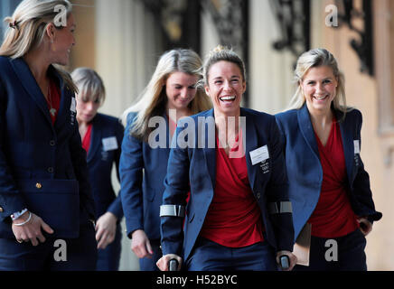 I membri della squadra olimpica britannica di hockey femminile, tra cui Susannah Townsend (seconda a destra), arrivano per un ricevimento per i medalisti del Team GB e ParalympicsGB ospitati dalla Regina Elisabetta II a Buckingham Palace a Londra. Foto Stock