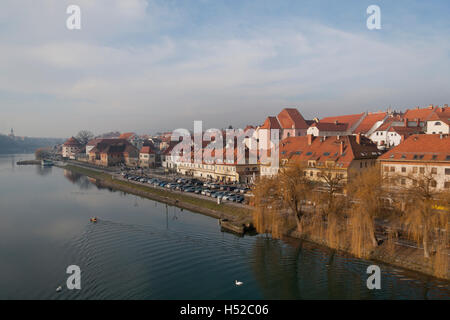 Vista su Maribor, la seconda città larest in Slovenia. Fiume Drava e della Quaresima, parte di Maribor. Bella giornata di sole in città. Foto Stock