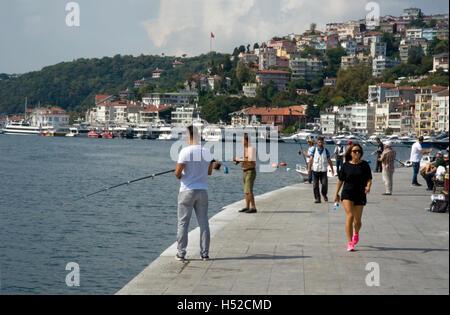 I pescatori e i passeggini lungo le rive del Bosforo mare ea ad Istanbul in Turchia Foto Stock