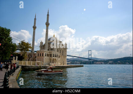 Ortakoy Mosque al Bosforo mare ad Istanbul in Turchia Foto Stock