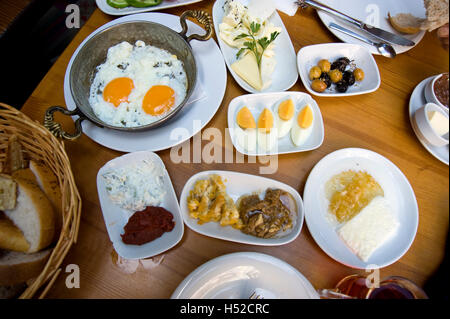 Piatti della colazione sul ristorante ad Istanbul in Turchia Foto Stock