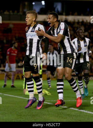 Newcastle United Dwight Gayle (sinistra) celebra il suo obiettivo con il Newcastle United's Isacco Hayden durante il cielo di scommessa match del campionato a Oakwell, Barnsley. Foto Stock