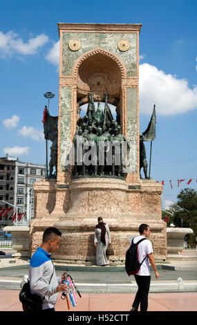 Statua di Ataturk in Piazza Taksim, Istanbul, Turchia Foto Stock