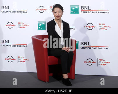 Roma, Italia. Xviii oct, 2016. Direttore giapponese Miwa Nishikawa in posa per una foto chiamata a presentare il suo film 'La lunga scusa' durante il Roma International Film Festival. © Isabella Bonotto/Pacific Press/Alamy Live News Foto Stock