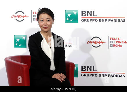 Roma, Italia. Xviii oct, 2016. Direttore giapponese Miwa Nishikawa in posa per una foto chiamata a presentare il suo film 'La lunga scusa' durante il Roma International Film Festival. © Isabella Bonotto/Pacific Press/Alamy Live News Foto Stock