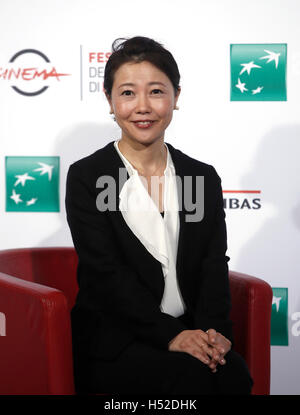 Roma, Italia. Xviii oct, 2016. Direttore giapponese Miwa Nishikawa in posa per una foto chiamata a presentare il suo film 'La lunga scusa' durante il Roma International Film Festival. © Isabella Bonotto/Pacific Press/Alamy Live News Foto Stock