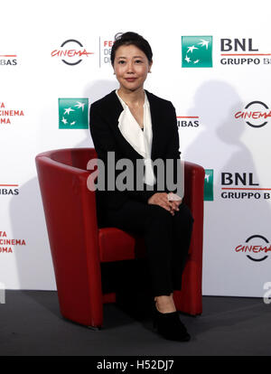 Roma, Italia. Xviii oct, 2016. Direttore giapponese Miwa Nishikawa in posa per una foto chiamata a presentare il suo film 'La lunga scusa' durante il Roma International Film Festival. © Isabella Bonotto/Pacific Press/Alamy Live News Foto Stock