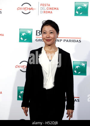 Roma, Italia. Xviii oct, 2016. Direttore giapponese Miwa Nishikawa in posa per una foto chiamata a presentare il suo film 'La lunga scusa' durante il Roma International Film Festival. © Isabella Bonotto/Pacific Press/Alamy Live News Foto Stock