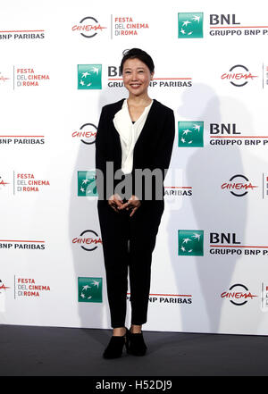 Roma, Italia. Xviii oct, 2016. Direttore giapponese Miwa Nishikawa in posa per una foto chiamata a presentare il suo film 'La lunga scusa' durante il Roma International Film Festival. © Isabella Bonotto/Pacific Press/Alamy Live News Foto Stock