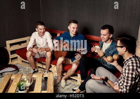 Il gruppo di quattro amici appendere fuori in Studio Foto Stock