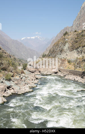 Il fiume Vilcanota dal bridge crossing è vicino al chilometro 82, l'inizio del Cammino Inca nei pressi di Ollantaytambo Foto Stock