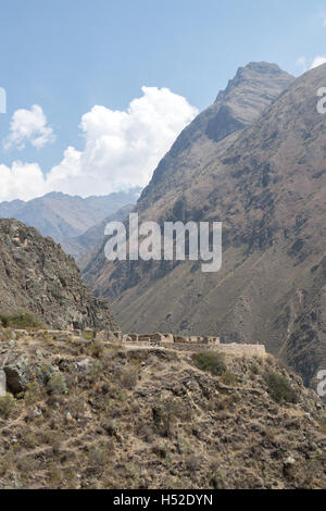 Vista da lontano con montagne delle Ande sullo sfondo del Huillca Raccay rovine Inca lungo il Cammino Inca Foto Stock