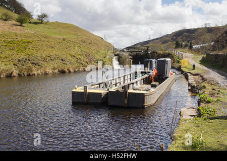 Manutenzione del canale barca ormeggiata sulla Rochdale canal nel villaggio di Walsden vicino il Lancashire/confine dello Yorkshire. Foto Stock