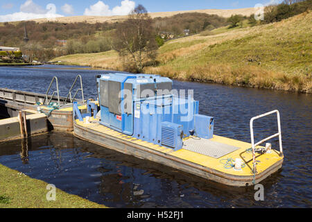 Manutenzione del canale barca ormeggiata sulla Rochdale canal nel villaggio di Walsden vicino il Lancashire/confine dello Yorkshire. Manutenzione Foto Stock