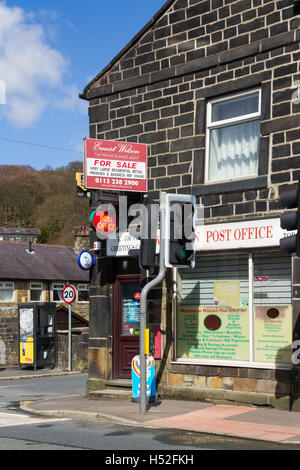 Ufficio postale di locali di vendita al dettaglio con integrati residenziali casa alloggio in vendita in Walsden vicino Todmorden. Foto Stock