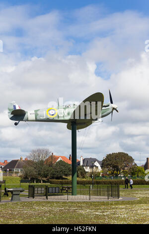 La replica di Spitfire W3644a Lytham St Annes, nel Lancashire. Il piano originale provenivano da fondi raccolti dai residenti della città. Foto Stock