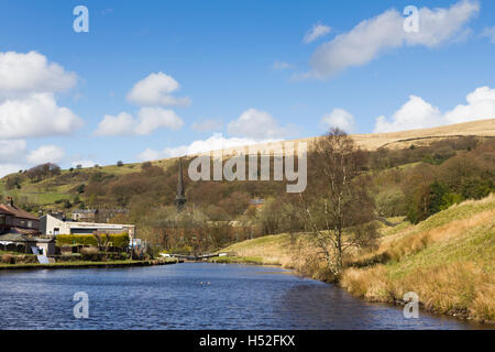 Bacino del canale tra serratura 29 e serratura 30 in Rochdale canal nel villaggio di Walsden vicino il Lancashire/confine dello Yorkshire. Foto Stock