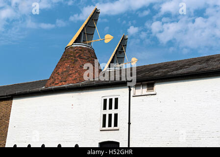 Camini conica sulla cima di un ex malteria mill, Ware Hertfordshire Foto Stock