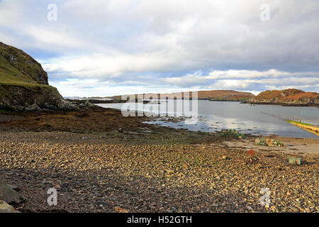 Tarbet jetty in Sutherland Scozia con Handa Island in background Foto Stock