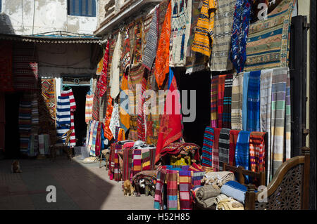 Tappeti marocchini per la vendita, appeso a un marocchino street. Foto Stock