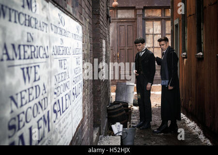 Fantastico bestie e dove trovarli è un imminente angloamericano fantasy film di fiction ispirata dal libro dello stesso nome da J. K. Rowling. Questa fotografia è per il solo uso editoriale ed è il copyright del film company e/o il fotografo assegnato dal film o società di produzione e può essere riprodotto solo da pubblicazioni in congiunzione con la promozione del film di cui sopra. Un credito per il film company è richiesto. Il fotografo deve anche essere accreditato quando noto. Foto Stock