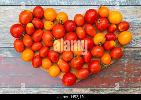 Pomodori disposti in forma di cuore Foto Stock