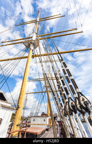 La Tall Ship Glenlee, un acciaio a scafo brigantino a tre alberi costruito nel 1896 sul fiume Clyde a Glasgow Scotland Regno Unito Foto Stock